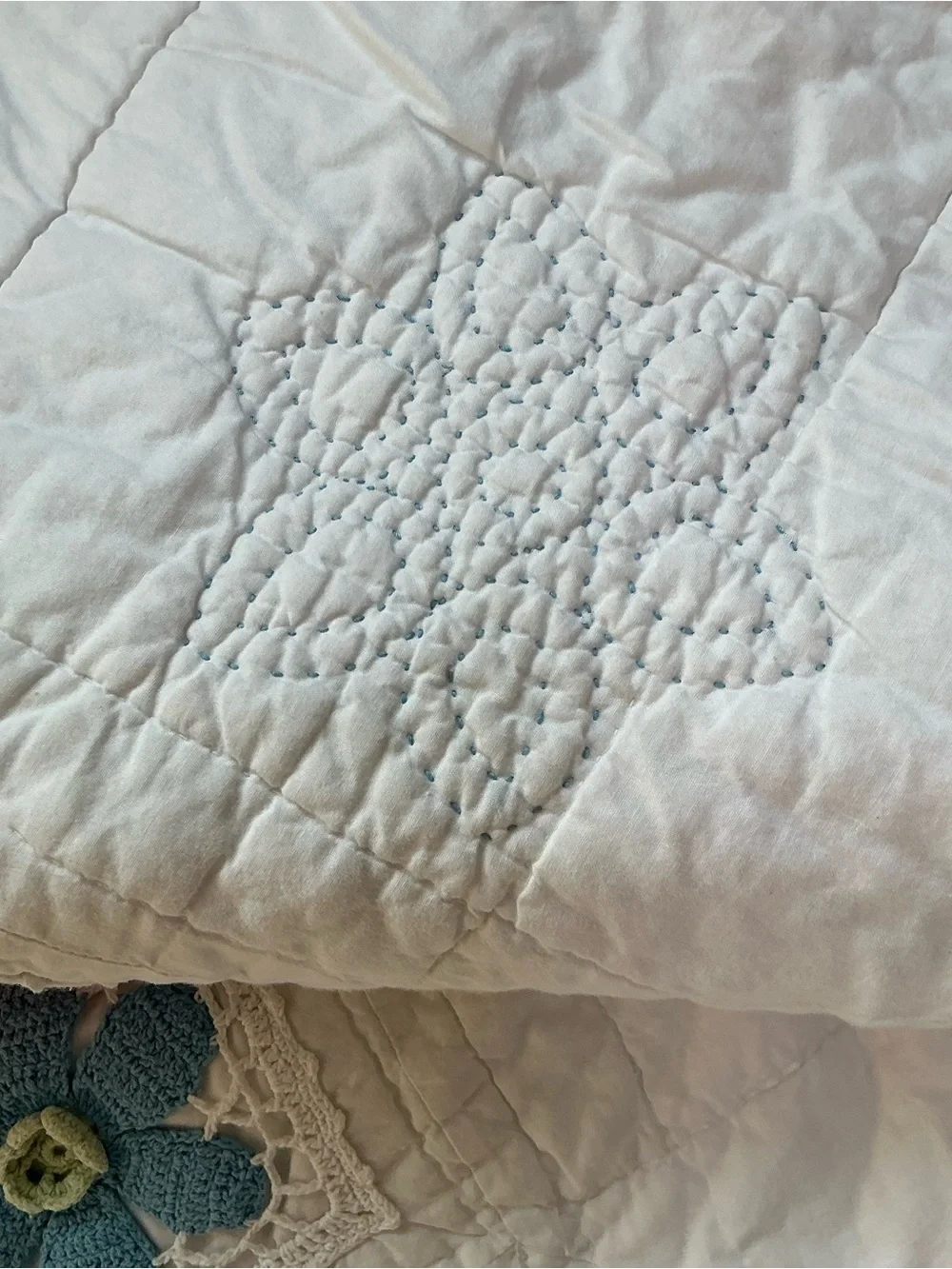 Quilted floral appliqué reversible with blue border bedspread 64 x 80